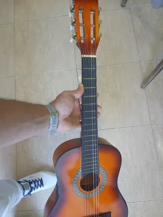 Guitarra española pequeña