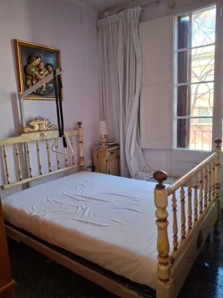 Cama antigua de madera beige y dorada