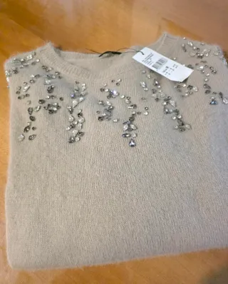 Maglione beige con applicazioni