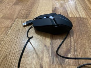 Ratón Gaming Negro con luces neón.