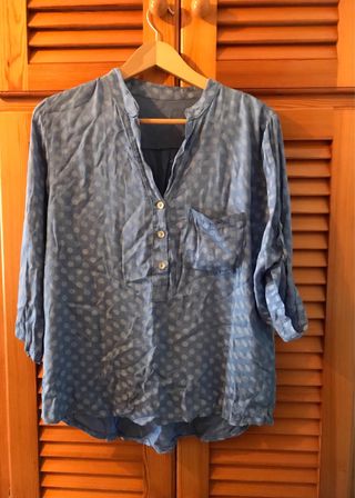 Blusa azul con lunares