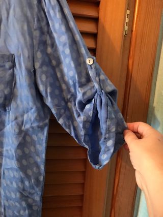 Blusa azul con lunares