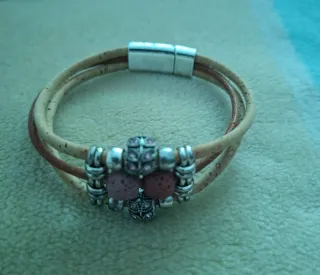 Pulsera multicapa con cierre magnético