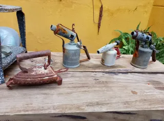 Plancha antigua y sopletes de fontanería