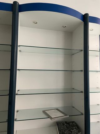 Estantes de vidrio y metal