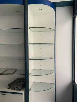 Estantes de vidrio y metal