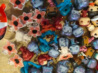 Figuras Kinder Joy stranger things y expositor