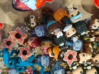 Figuras Kinder Joy stranger things y expositor