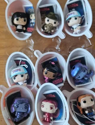 Figuras Kinder Joy stranger things y expositor