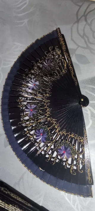 Abanico vintage negro flores moradas