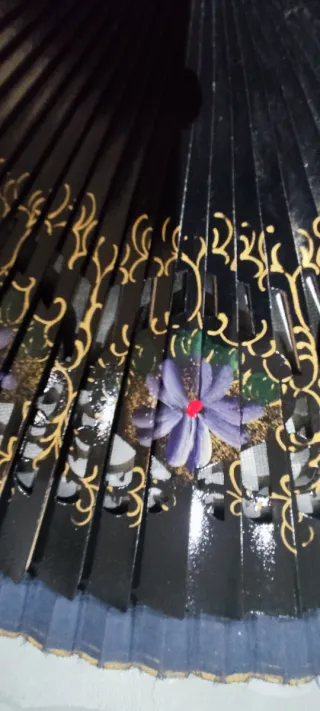 Abanico vintage negro flores moradas