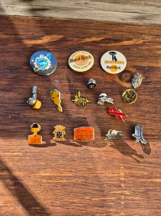 Lote de chapas y pins - Variados