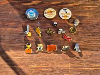 Lote de chapas y pins - Variados