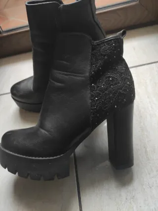 Tronchetto tacco alto con pizzo e strass