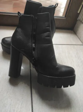 Tronchetto tacco alto con pizzo e strass