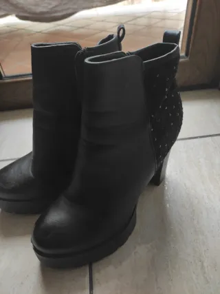 Tronchetto tacco alto con pizzo e strass