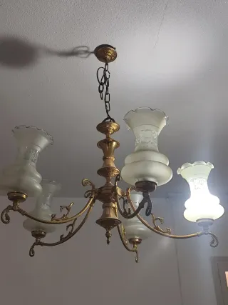 Lámpara de techo dorada y de cristal