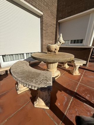 Mesa y banco de piedra para jardín
