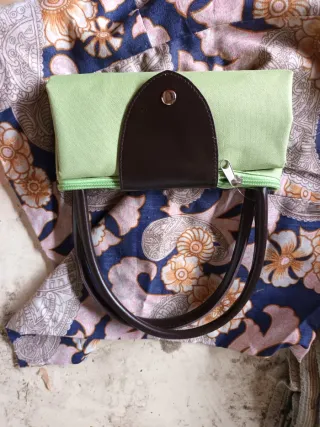 Bolso compacto de mano