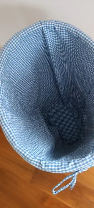 Cesto de mimbre con forro de tela Vichy