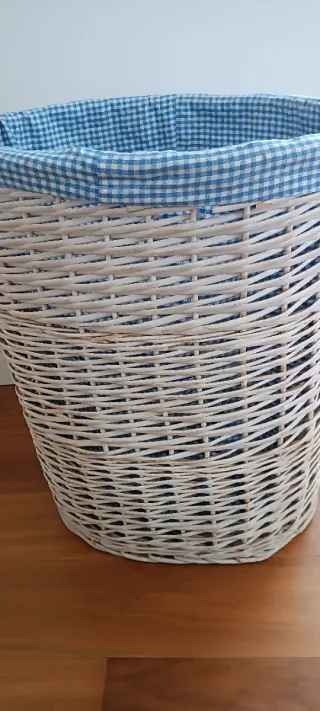 Cesto de mimbre con forro de tela Vichy
