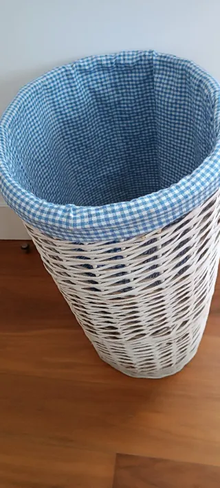 Cesto de mimbre con forro de tela Vichy