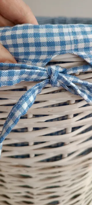 Cesto de mimbre con forro de tela Vichy