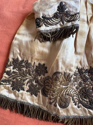 Vestido seda bordado oro niño Jesús antiguo