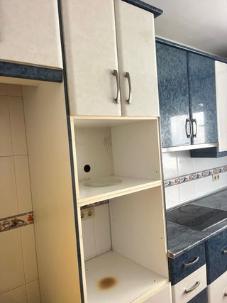 Muebles de cocina azul y blanco