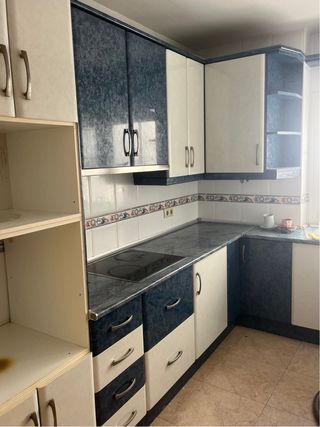 Muebles de cocina azul y blanco