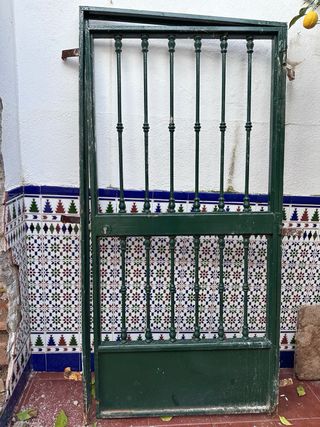 Puerta de hierro forjado