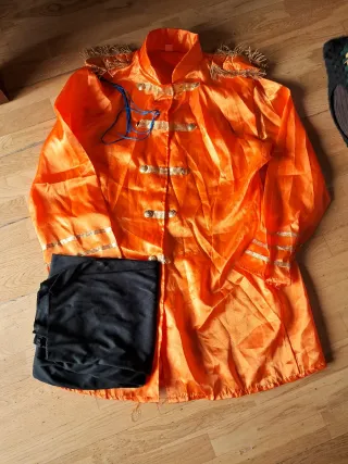 Disfraz cantante naranja con detalles dorados