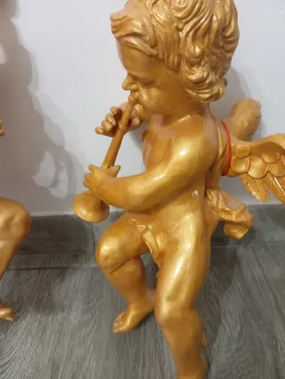 2 putti in resina, altezza 42 cm