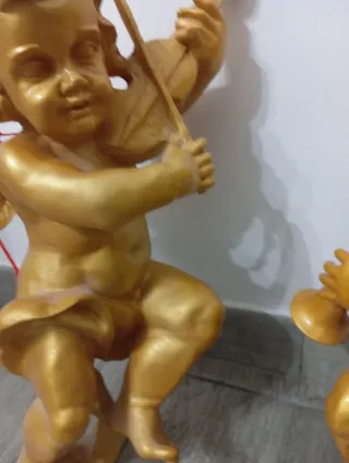 2 putti in resina, altezza 42 cm
