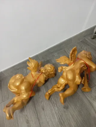 2 putti in resina, altezza 42 cm