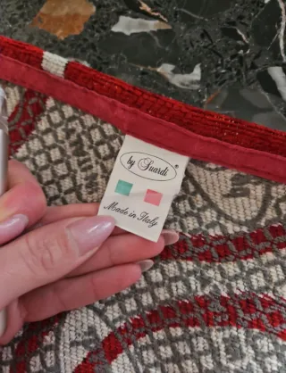 Tappeto rosso con fiori bianchi