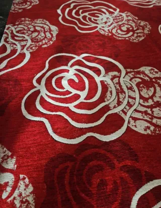 Tappeto rosso con fiori bianchi