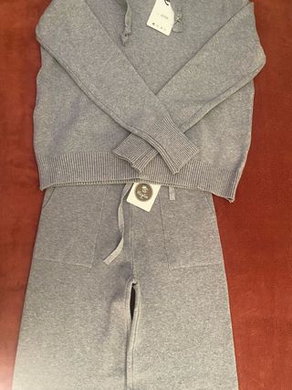 Conjunto gris sudadera y pantalón cómodos