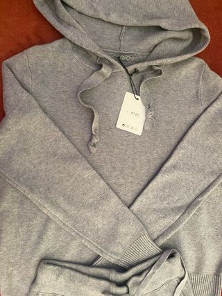 Conjunto gris sudadera y pantalón cómodos
