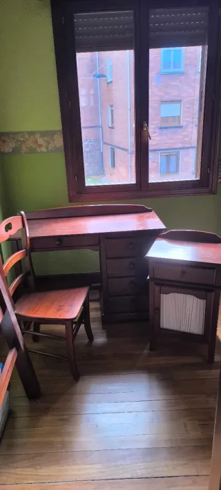 Escritorio, silla y mesita de madera