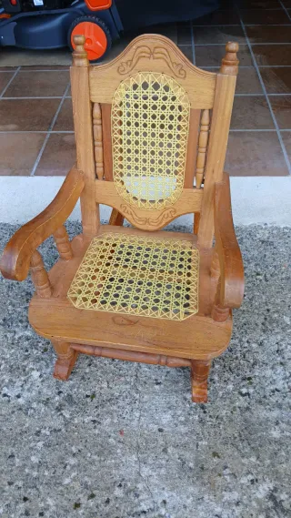 Silla mecedora de madera para niños