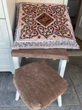 Mesa y taburete con cojín