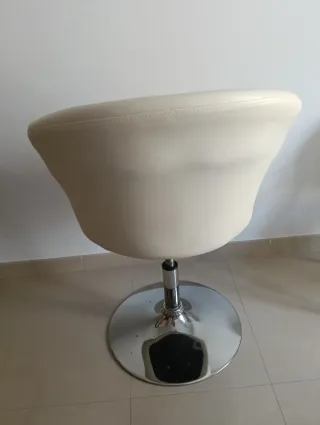 Sillón/taburete giratorio blanco y plateado