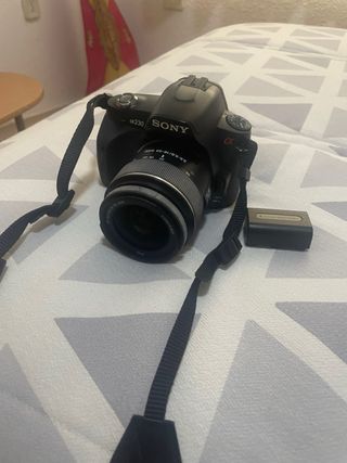 Cámara Sony Alpha a230 con objetivo 18-55.