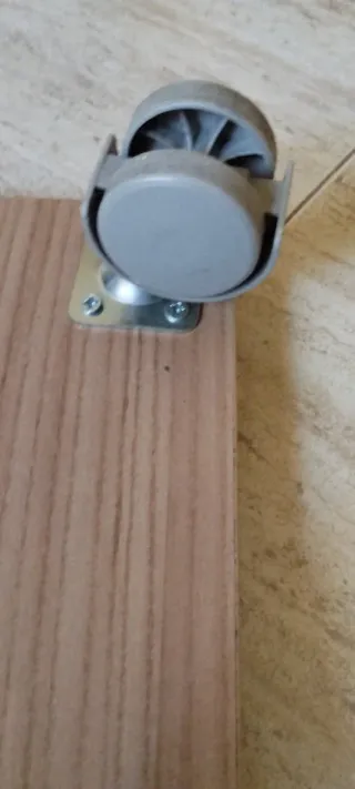 Soporte plataforma con ruedas madera