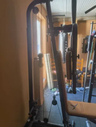 Gimnasio multifuncional con banco