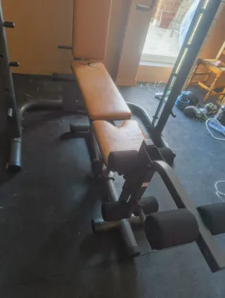 Gimnasio multifuncional con banco