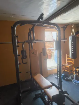 Gimnasio multifuncional con banco