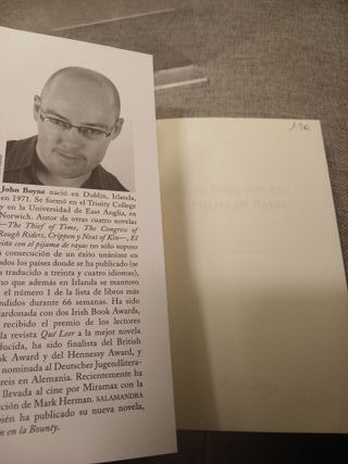 El niño con el pijama de rayas