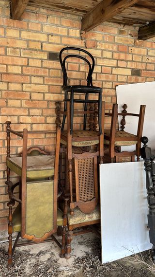 Sillas antiguas de madera y cuero